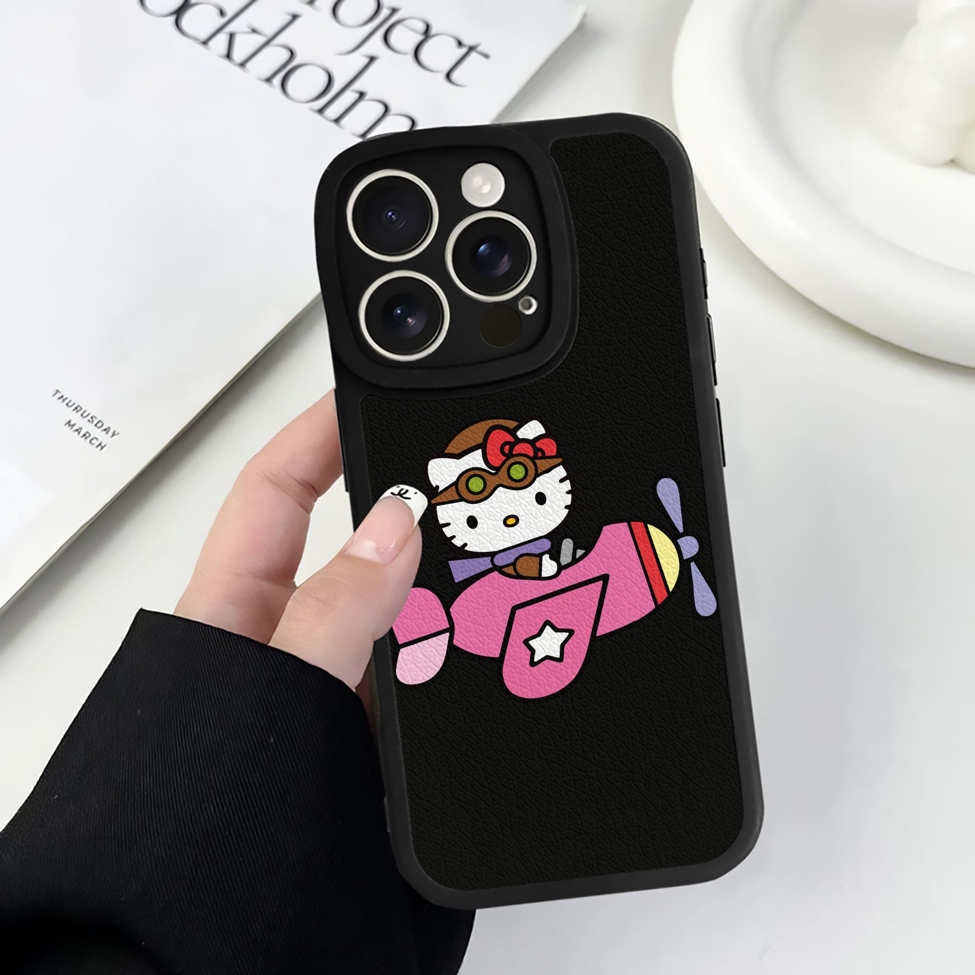 （画像用） Hello Kitty ハローキティ 【iPhone 16シリーズ対応】シリコンスマホケース（レザー調） 材質：シリコン